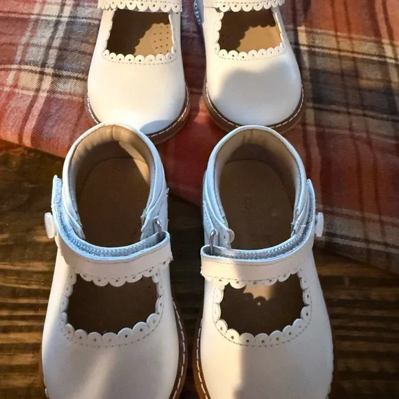 Elephantito White Scalloped Mary Jane Shoes - Picture 2 of 2